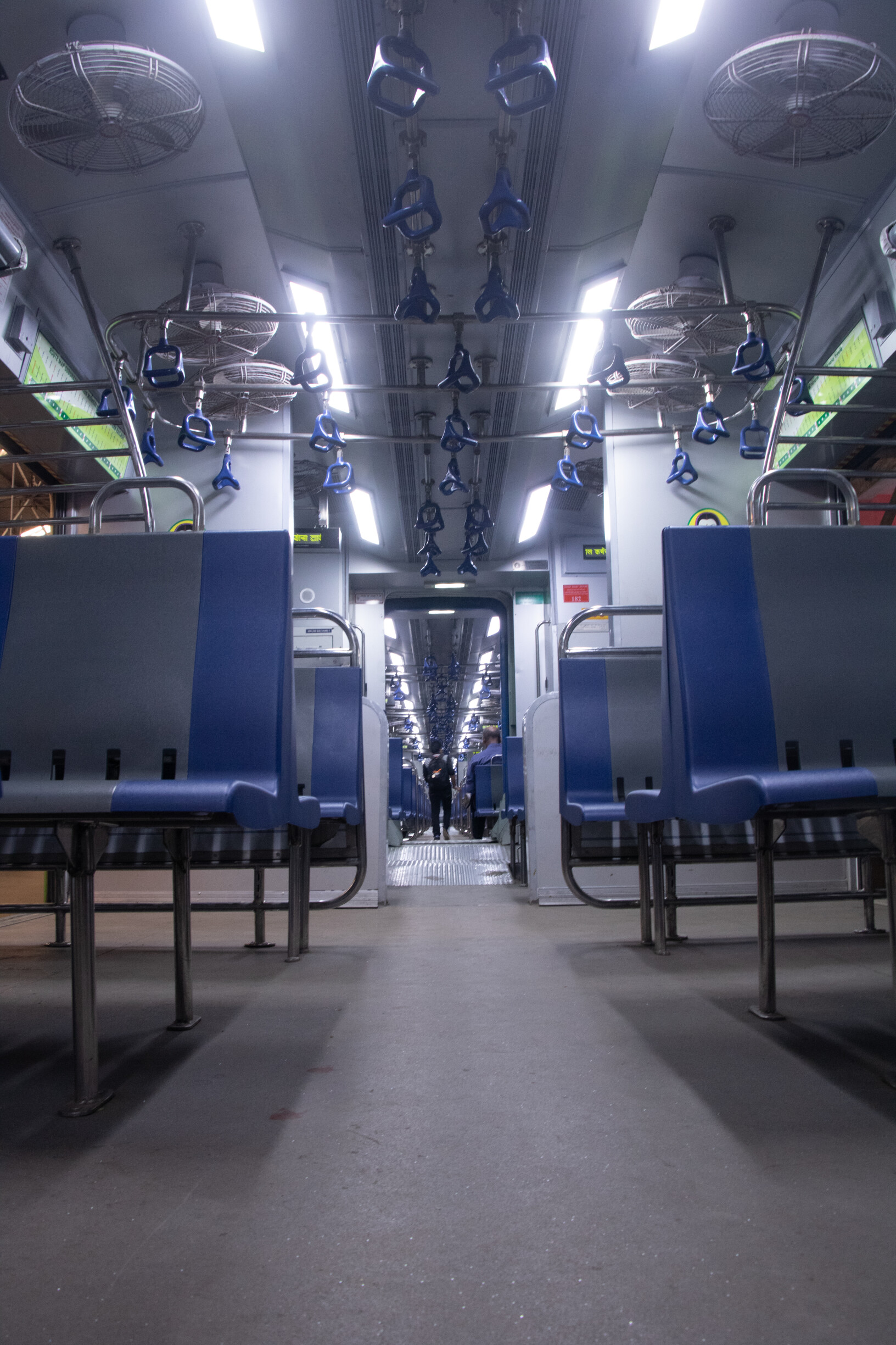 मुंबई-  महीनों के इंतज़ार के बाद मध्य रेलवे और पश्चिम  रेलवे नई AC ट्रेनें जोड़ने के लिए तैयार