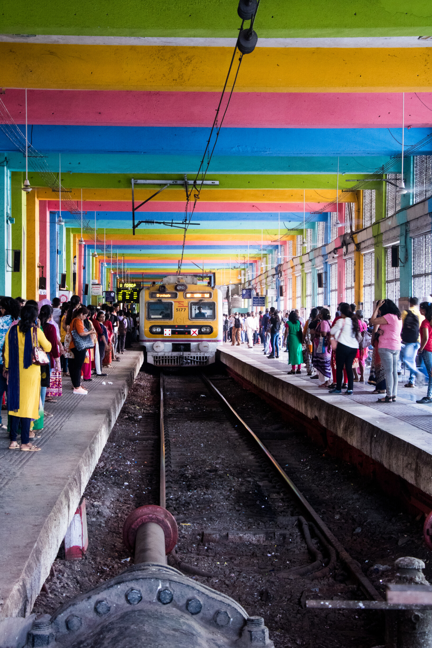 मुंबई -  सोमवार 30 अक्टूबर को 300 से अधिक लोकल ट्रेनें रद्द