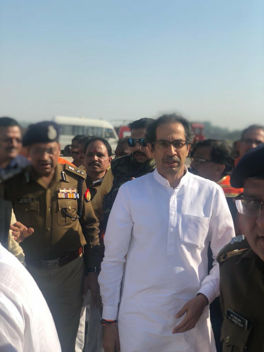 बाल बाल बचे उद्धव ठाकरे, हवाई पट्टी पर पहुंची नीलगाय