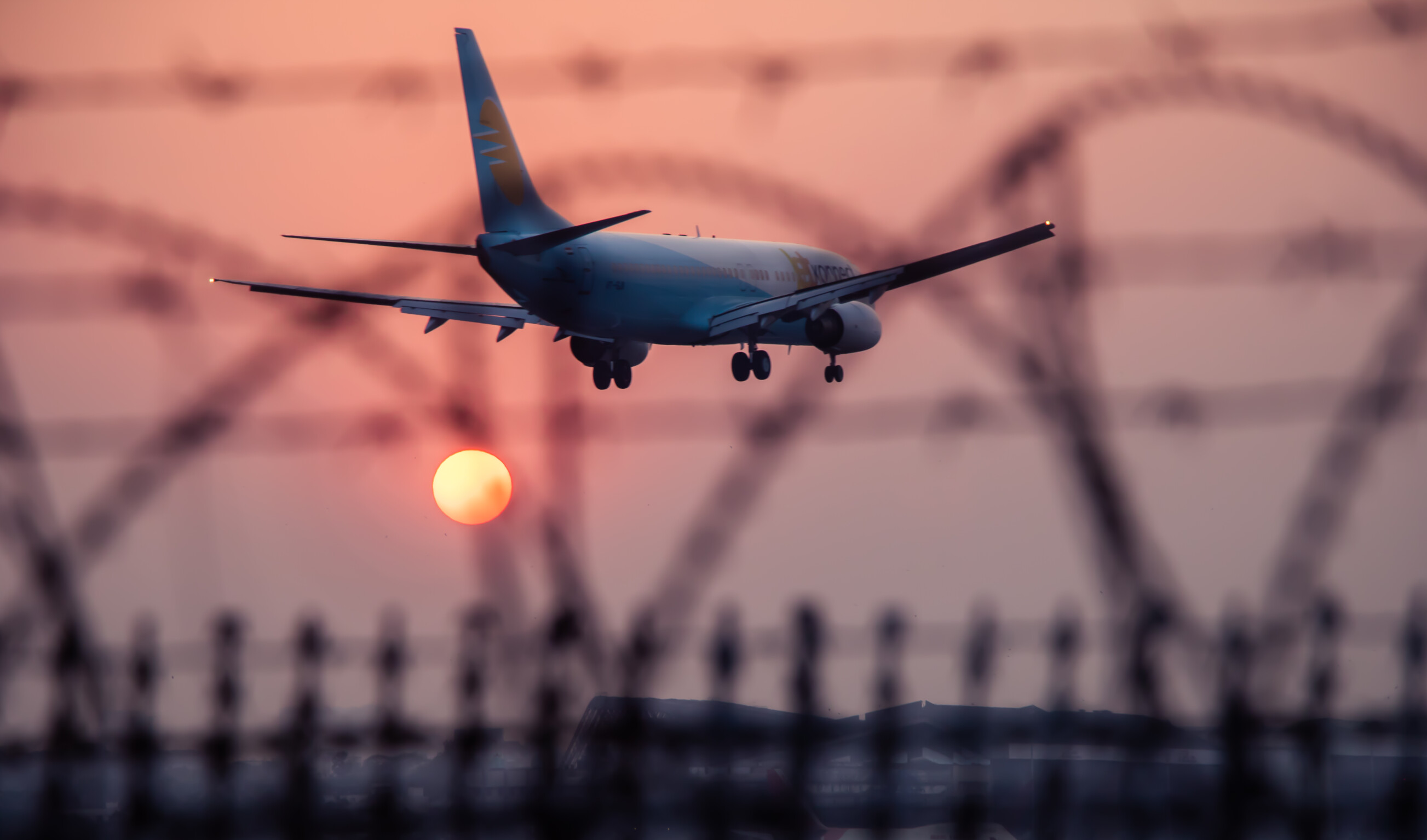 अन्य साधनों की तुलना में हवाई यात्रा अधिक सुरक्षित