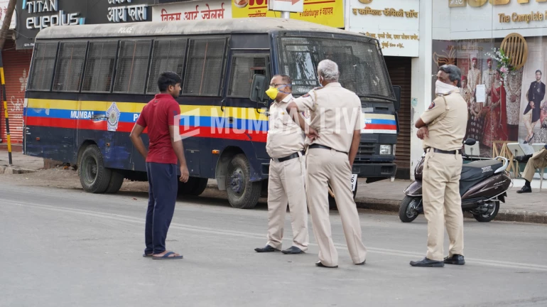 महाविकास आघाडीच्या मंत्र्याने दिले कडक निर्बंधांचे संकेत महाविकास आघाडीच्या मंत्र्याने दिले कडक निर्बंधांचे संकेत