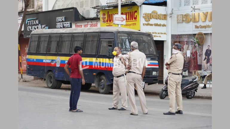गोवंडीत टवाळखोरांकडून पून्हा पोलिसांवर हल्ला गोवंडीत टवाळखोरांकडून पून्हा पोलिसांवर हल्ला