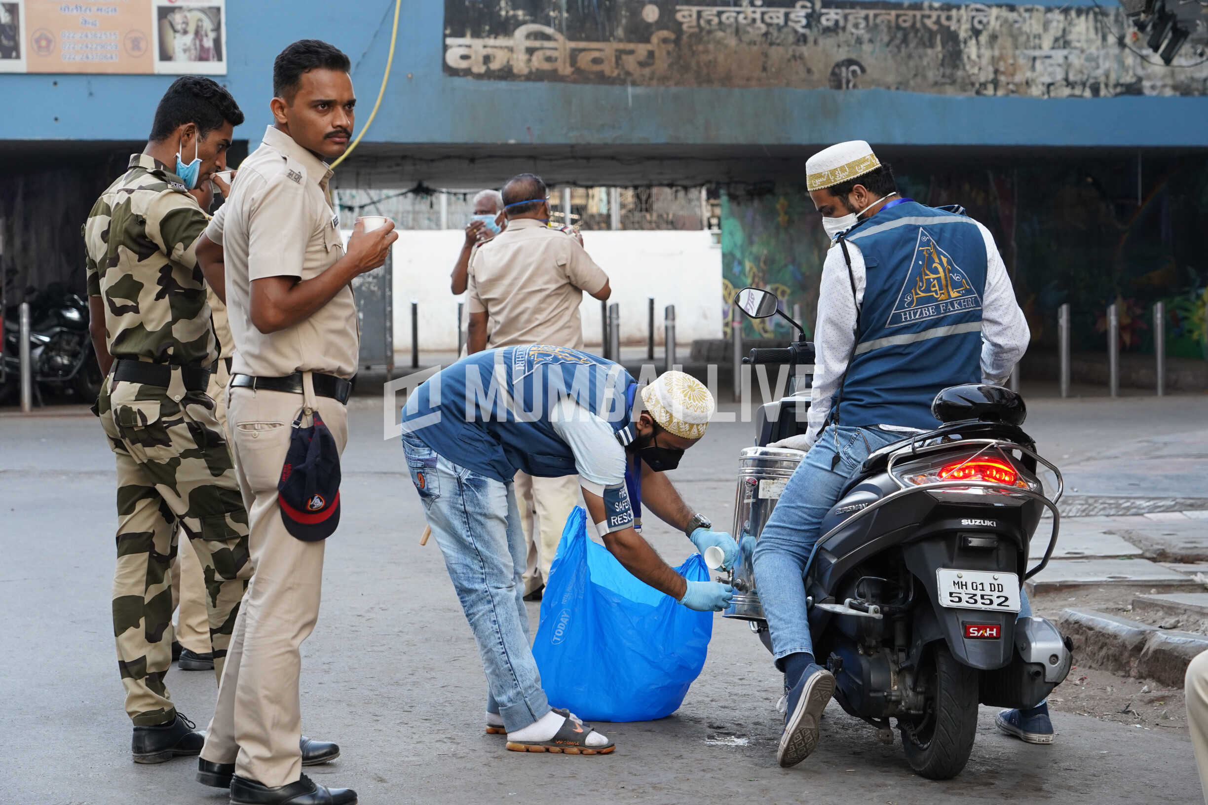 लाँकडाऊनच्या नाकाबंदीत दुचाकीस्वाराने पोलिसाला नेले फरफटत