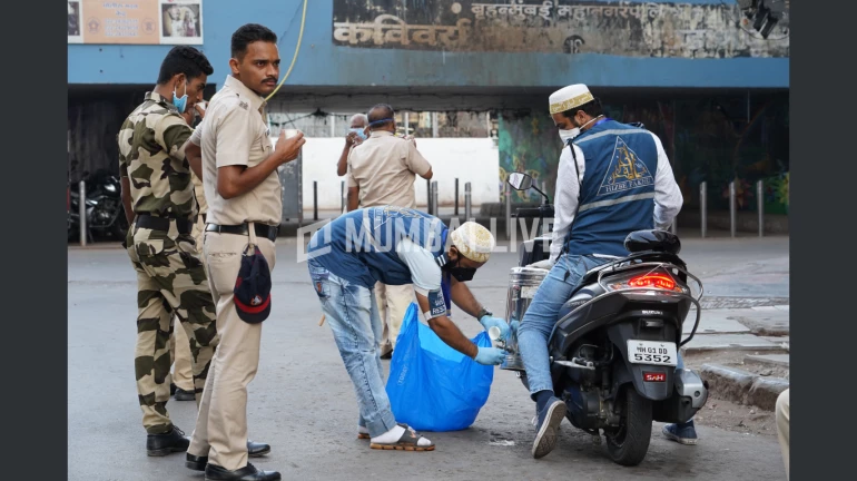 लाँकडाऊनच्या नाकाबंदीत दुचाकीस्वाराने पोलिसाला नेले फरफटत