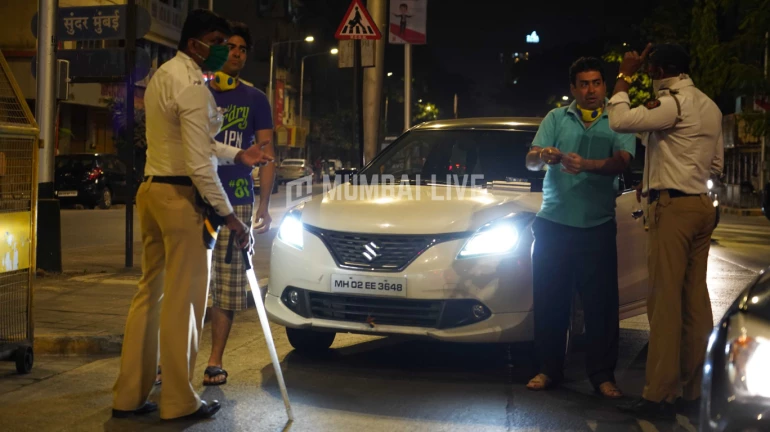 Mumbai Police issues 'colour codes' to allow movement of selected vehicles during the curfew Mumbai Police issues 'colour codes' to allow movement of selected vehicles during the curfew