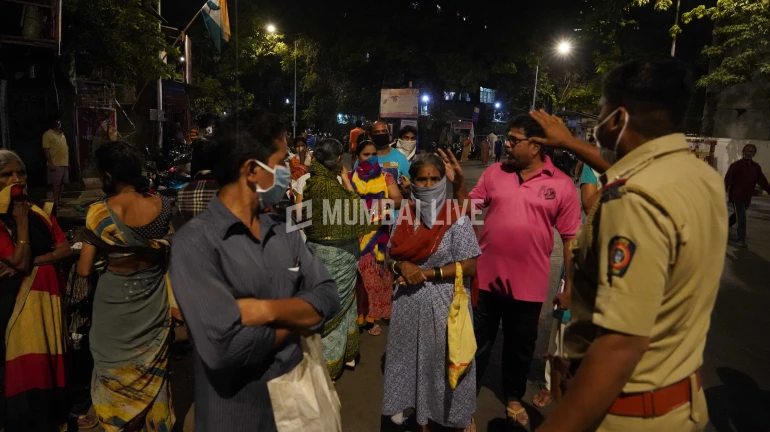 ट्रेन चलाने की मांग कर रहे मजदूरों पर पुलिस ने किया लाठीचार्ज ट्रेन चलाने की मांग कर रहे मजदूरों पर पुलिस ने किया लाठीचार्ज