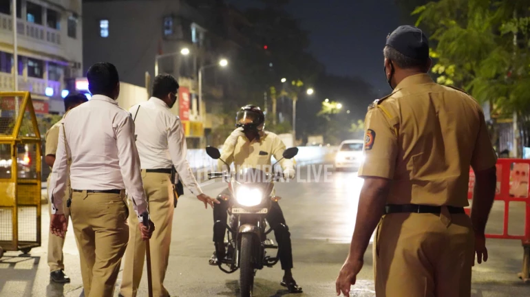 नक्की लाॅकडाऊन की अनलाॅकडाऊन ते सांगा, ४ दिवसात पोलिसांनी २ हजार गाड्या केल्या जप्त नक्की लाॅकडाऊन की अनलाॅकडाऊन ते सांगा, ४ दिवसात पोलिसांनी २ हजार गाड्या केल्या जप्त