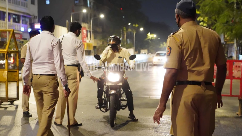 चोरों के संपर्क में आने से 10 पुलिसकर्मी हुए कोरोना का शिकार चोरों के संपर्क में आने से 10 पुलिसकर्मी हुए कोरोना का शिकार