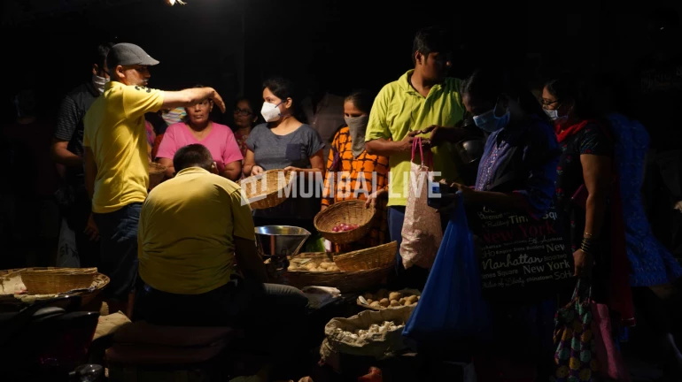 किराणा, भाजीपाला, लोकलवर आणखी कडक निर्बंध येणार! किराणा, भाजीपाला, लोकलवर आणखी कडक निर्बंध येणार!