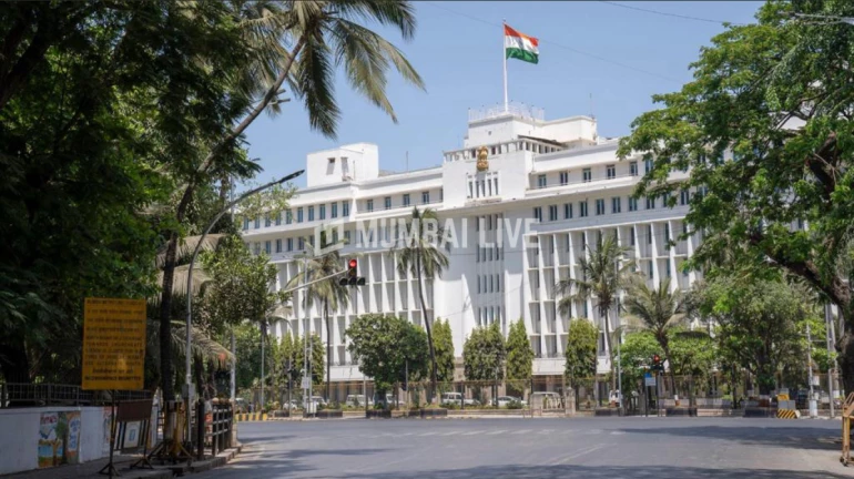 न्याय नहीं मिलने पर शख्स ने मंत्रालय के सामने पिया जहर न्याय नहीं मिलने पर शख्स ने मंत्रालय के सामने पिया जहर