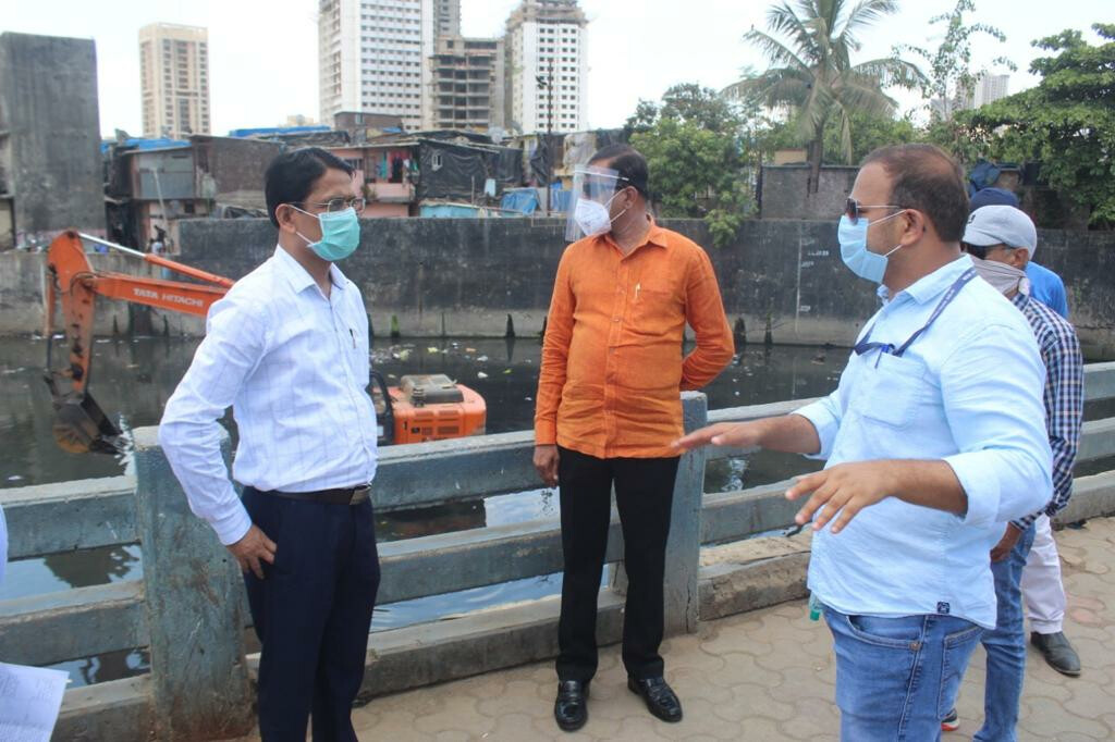 मॉनसून के पहले बीएमसी अधिकारियों ने लिया नाले सफाई के काम का जायजा