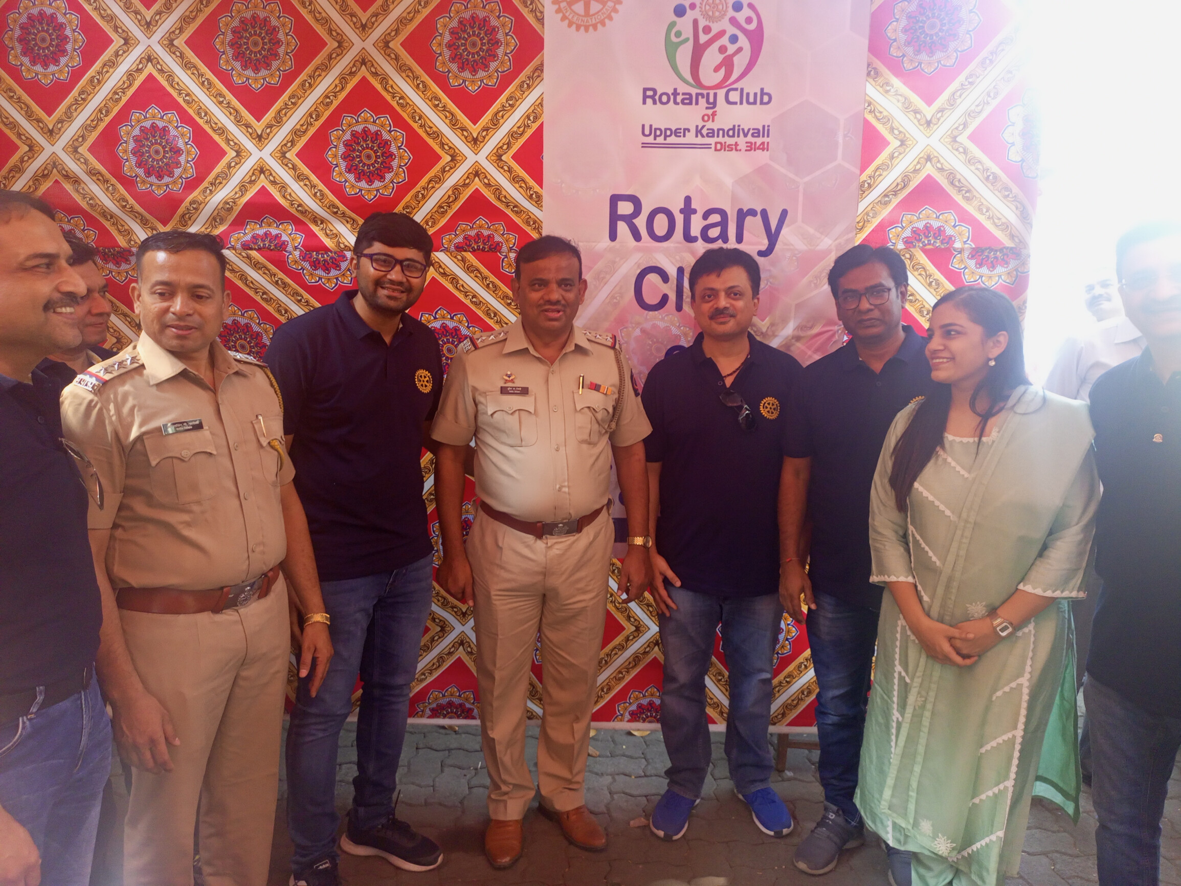 कांदिवली-  ट्रैफिक पुलिस कर्मचारियों को मुफ्त में नॉइस फिल्टर इयर प्लग का वितरण