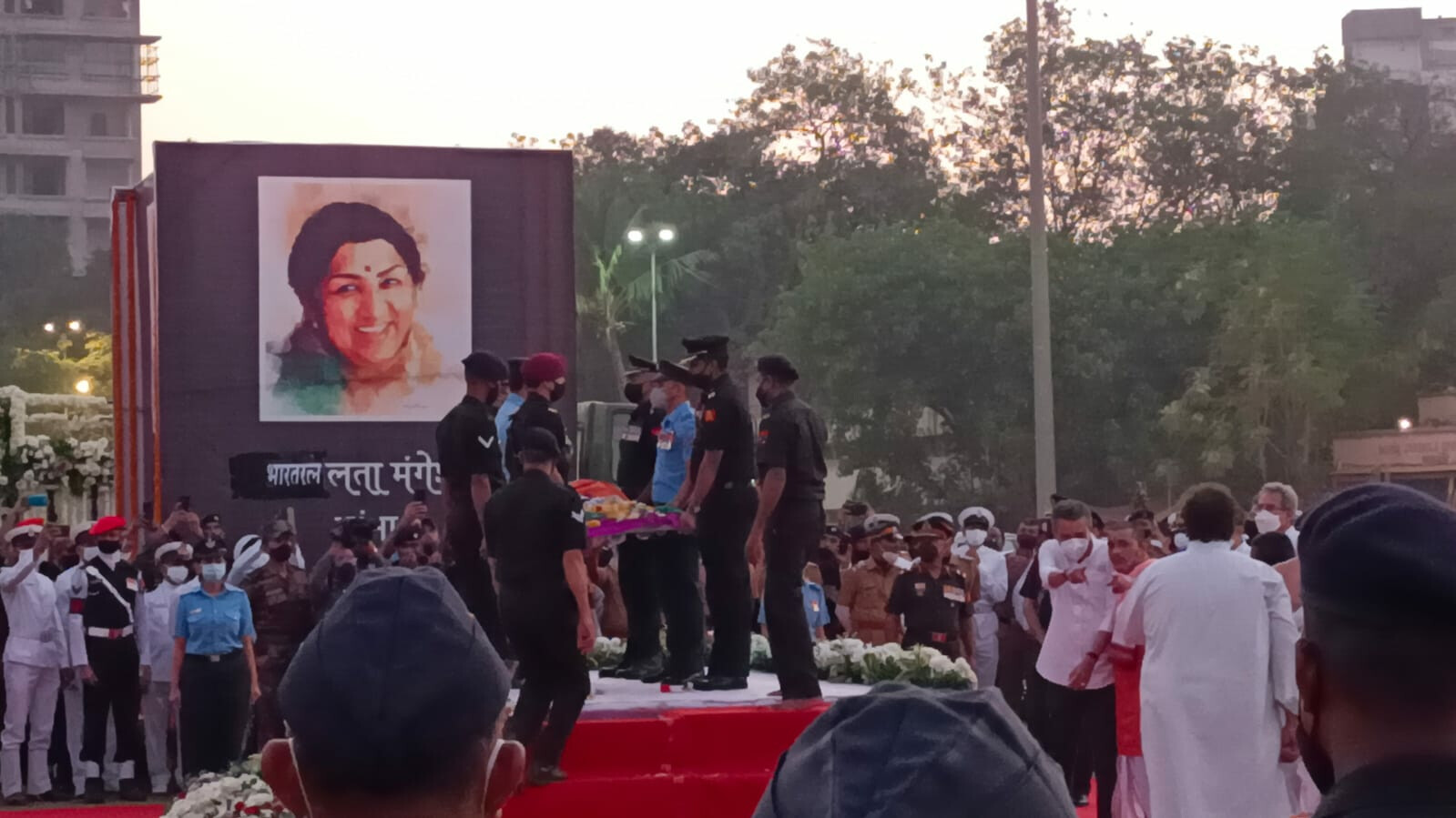 लता दीदींच्या स्मारकासाठी काँग्रेस-भाजप आग्रही, पण...