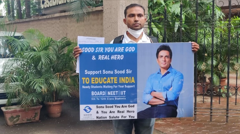 10 सालों से बच्चों को पढ़ा रहे है फ्री में, अब सोनू सूद से मिलने की तमन्ना लेकर पहुँचे मुंबई 10 सालों से बच्चों को पढ़ा रहे है फ्री में, अब सोनू सूद से मिलने की तमन्ना लेकर पहुँचे मुंबई
